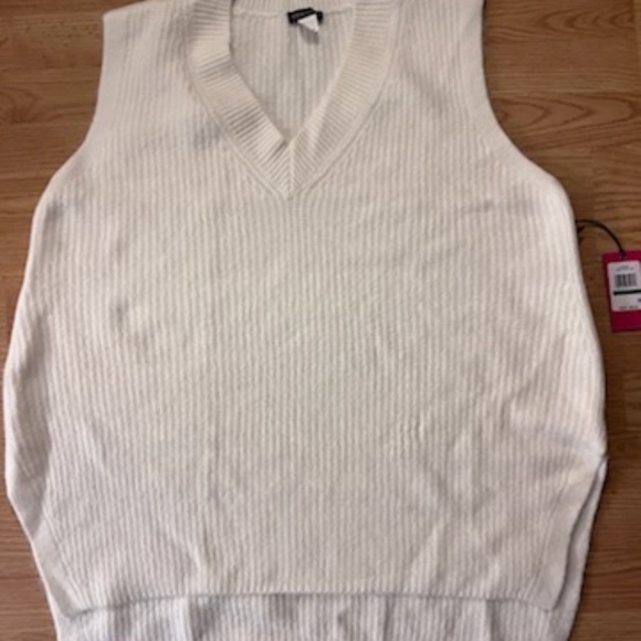 NWT Vince Camuto Women's Oversized Large V-Neck Fuzzy Knit Cozy Creme Vest - Picture 2 of 8